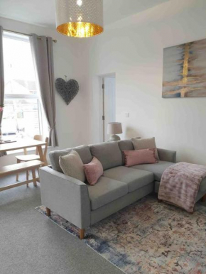 Cheltenham 2 bedroom central apartment inc parking